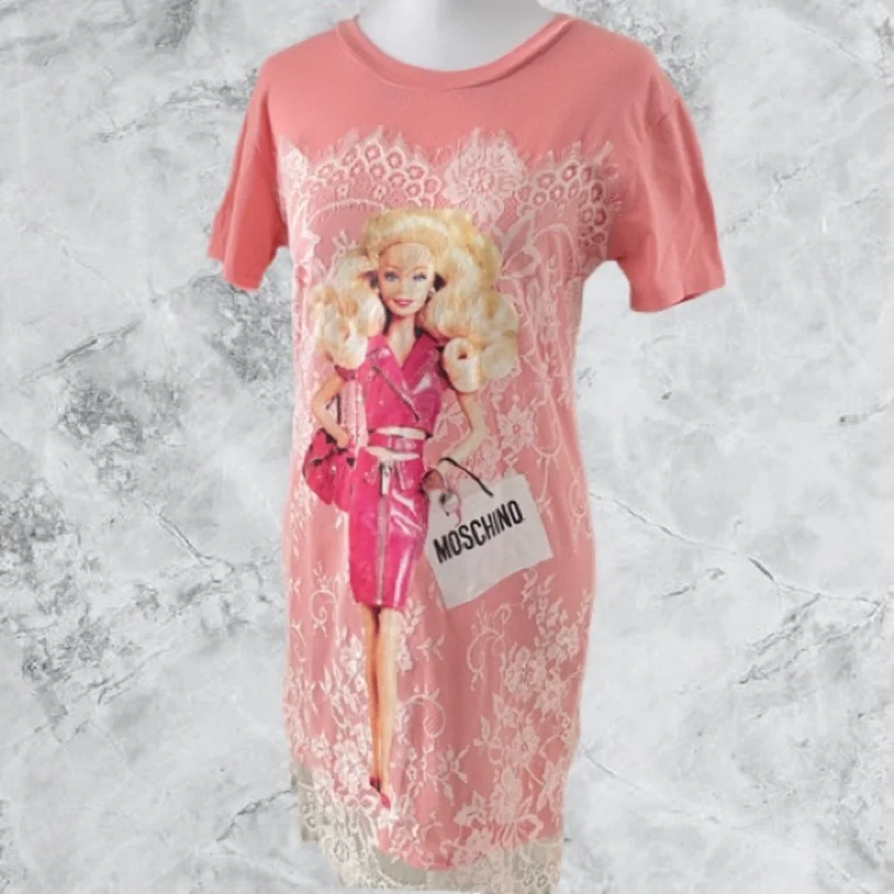 ɴᴡᴛ ᴍᴏꜱᴄʜɪɴᴏ ʙᴀʀʙɪᴇ ɢʀᴀᴘʜɪᴄ ᴛ-ꜱʜɪʀᴛ ᴅʀᴇꜱꜱ - Picture 2 of 11